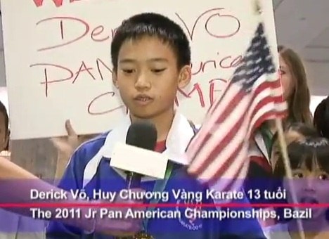 Với HCV Karate mới mang về cho nước Mỹ, Derick được gọi là "người hùng của giới trẻ Mỹ".